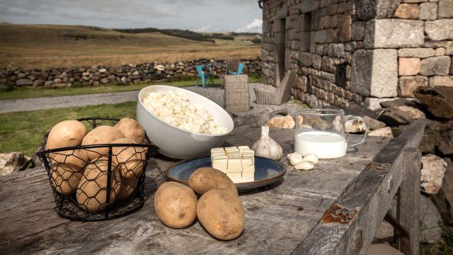 Préparation aligot buron Aubrac.