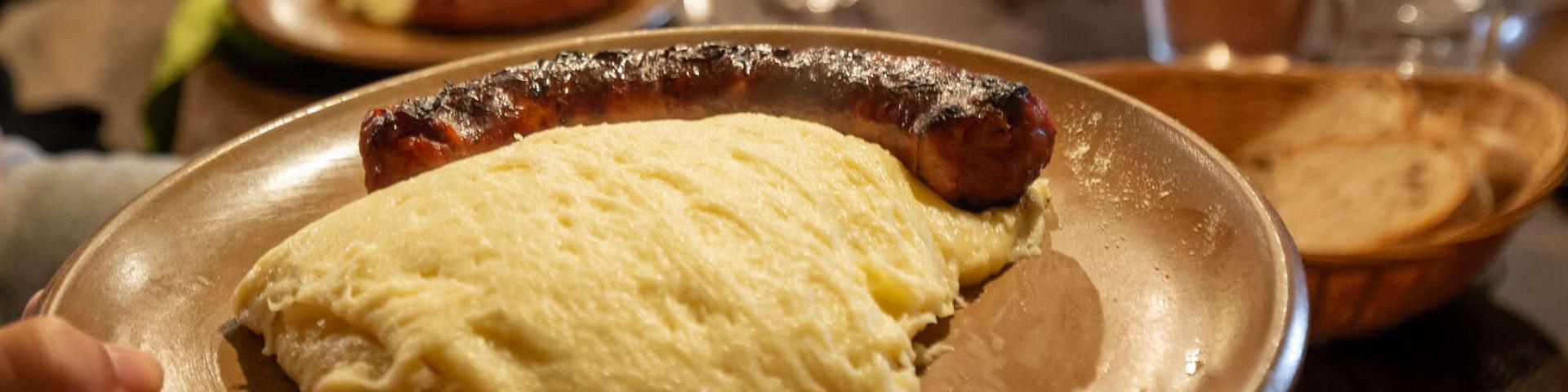 Aligot saucisse spécialité des burons restaurants aubrac