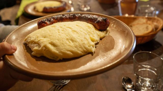 Aligot saucisse spécialité des burons restaurants aubrac