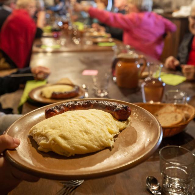 Aligot saucisse spécialité des burons restaurants aubrac