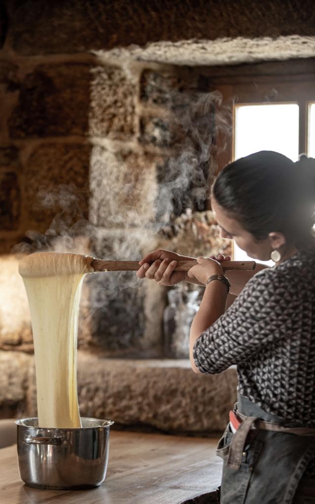 Femme préparant l'aligot dans un buron sur l'Aubrac.