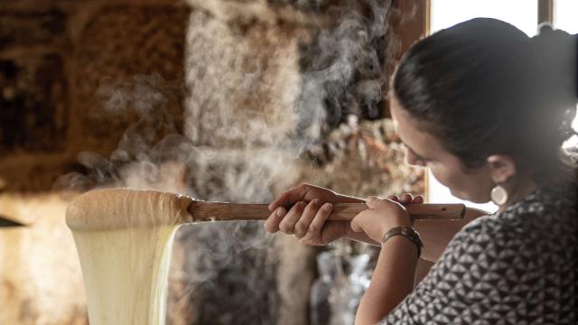 Femme préparant l'aligot dans un buron sur l'Aubrac.