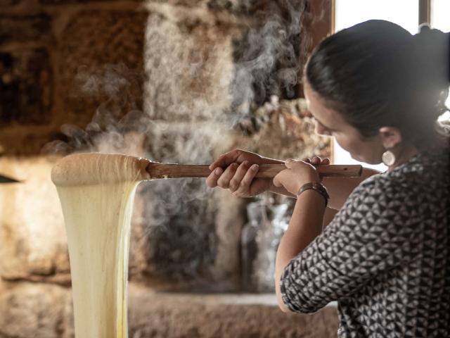 Femme préparant l'aligot dans un buron sur l'Aubrac.