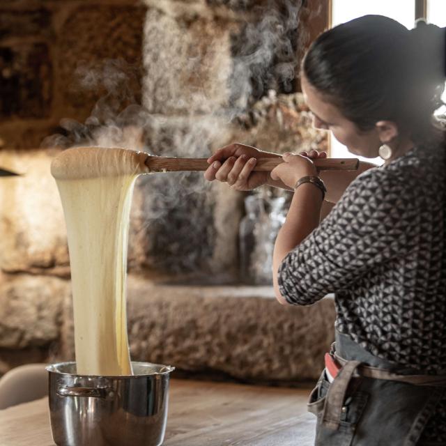 Femme préparant l'aligot dans un buron sur l'Aubrac.