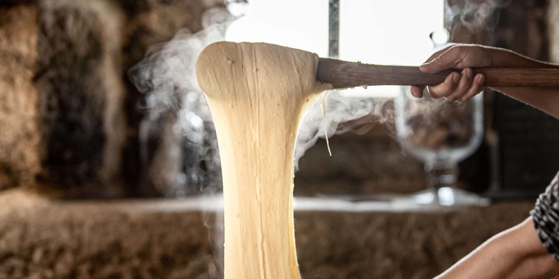 Aligot spinning in the pan, recipe.