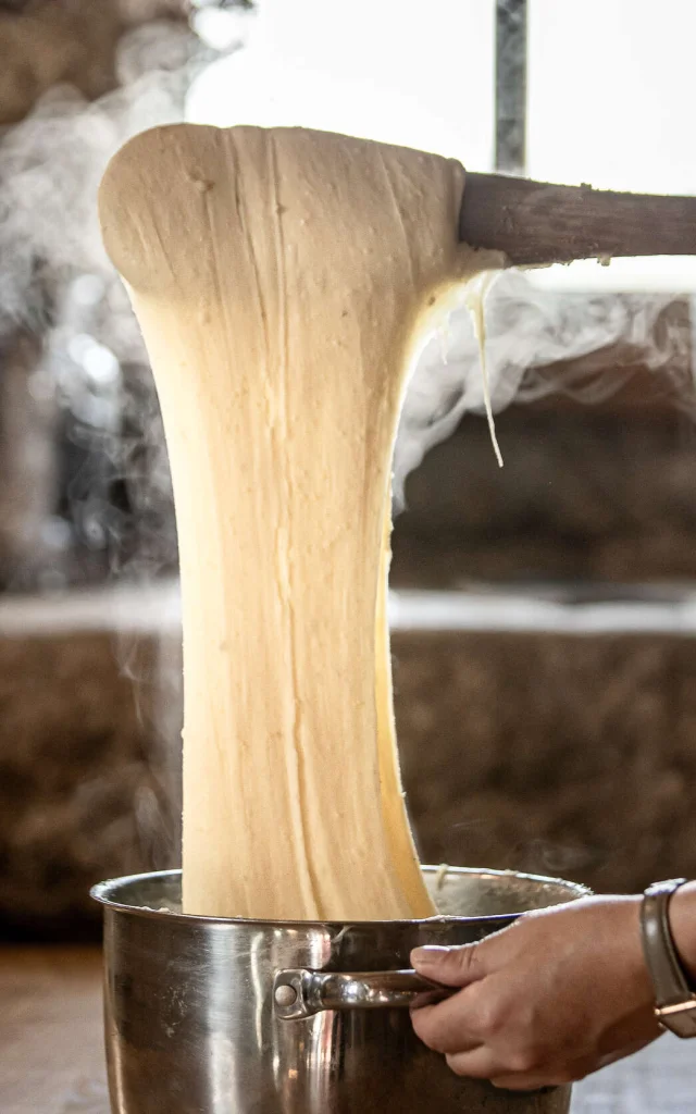 Aligot filant dans la casserole, recette.