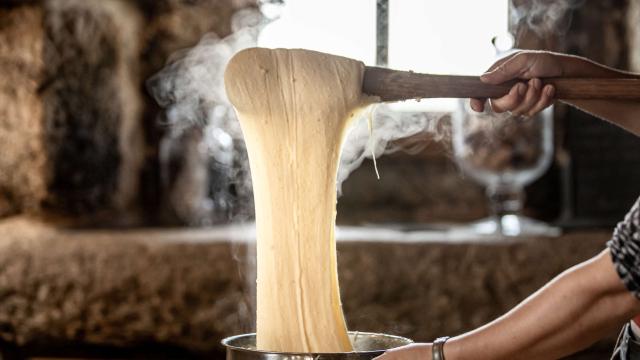 Aligot filant dans la casserole, recette.