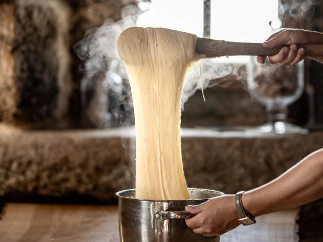 Aligot filant dans la casserole, recette.