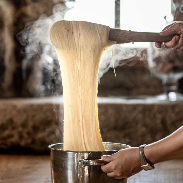 Aligot filant dans la casserole, recette.