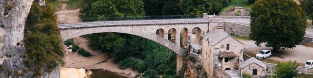 Pont de Saint Chély du Tarn dans les Gorges du Tarn - rive gauche du Tarn