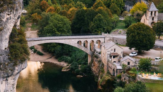 Pont de Saint Chély du Tarn dans les Gorges du Tarn - rive gauche du Tarn