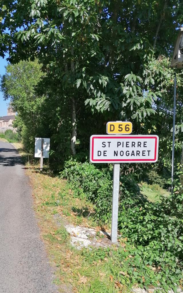 Panneau indicatif à l'entrée du village de Saint Pierre de Nogaret sur l'Aubrac