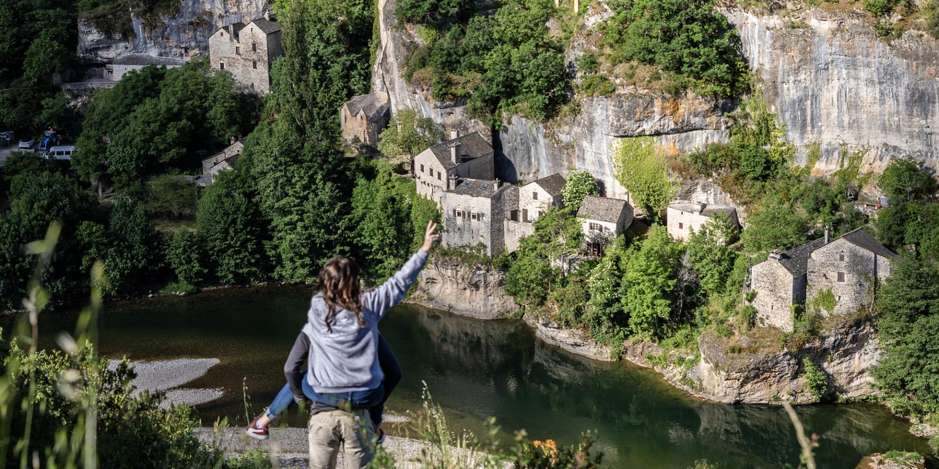 young couple view of Castelbouc gorges du tarn