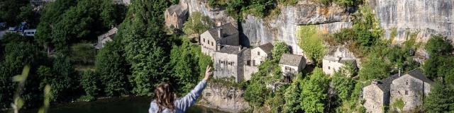 jeune couple vue sur Castelbouc gorges du tarn