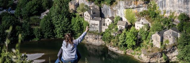 jeune couple vue sur Castelbouc gorges du tarn