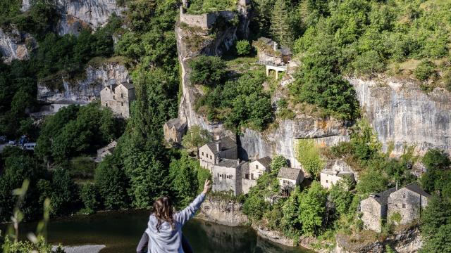 jeune couple vue sur Castelbouc gorges du tarn