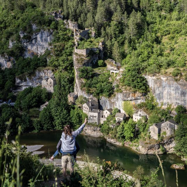 jeune couple vue sur Castelbouc gorges du tarn