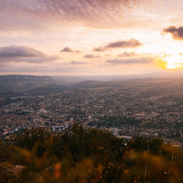 Vue sur la ville Millau coucher soleil.