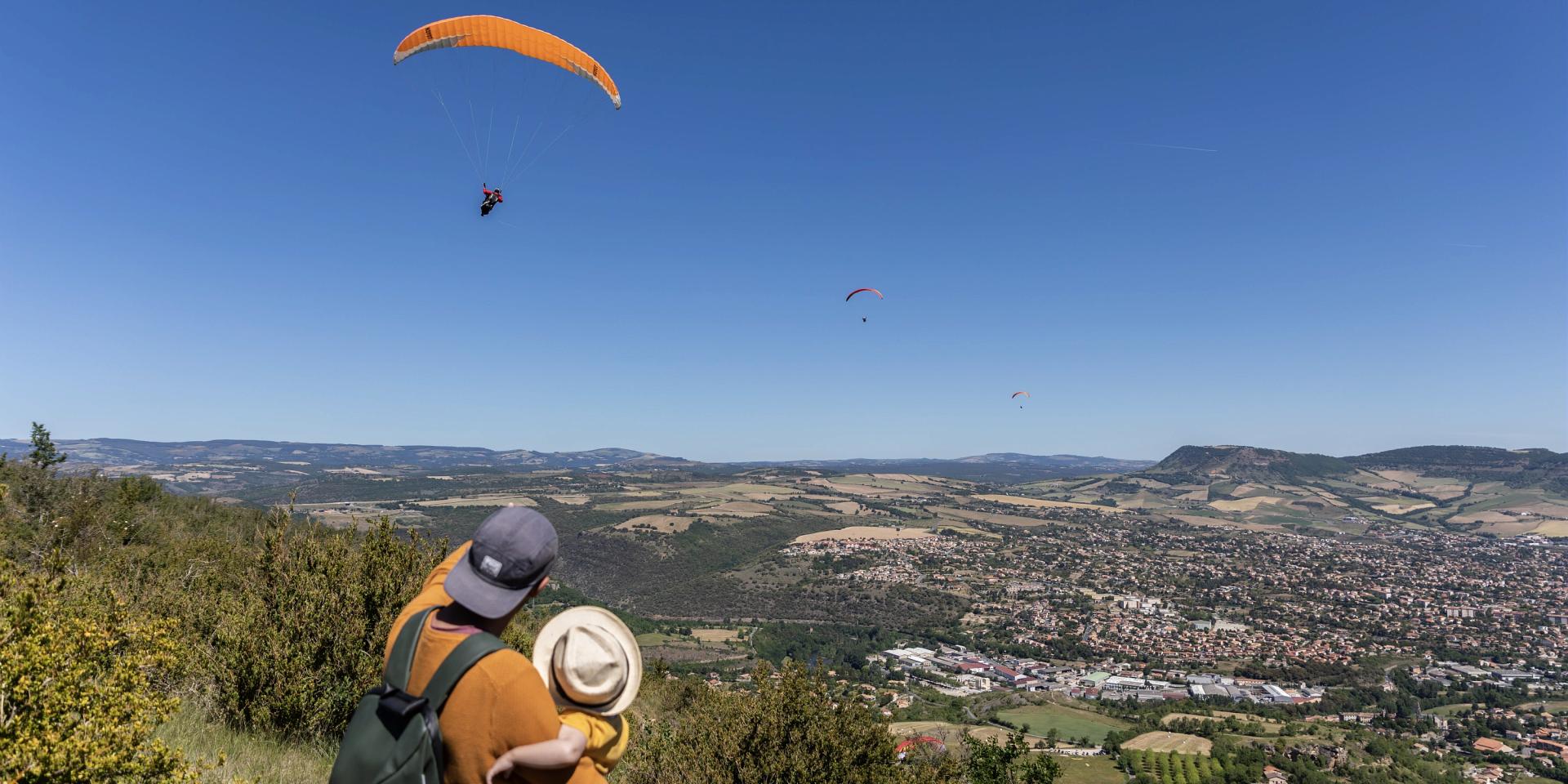 papa et enfant observation parapente millau