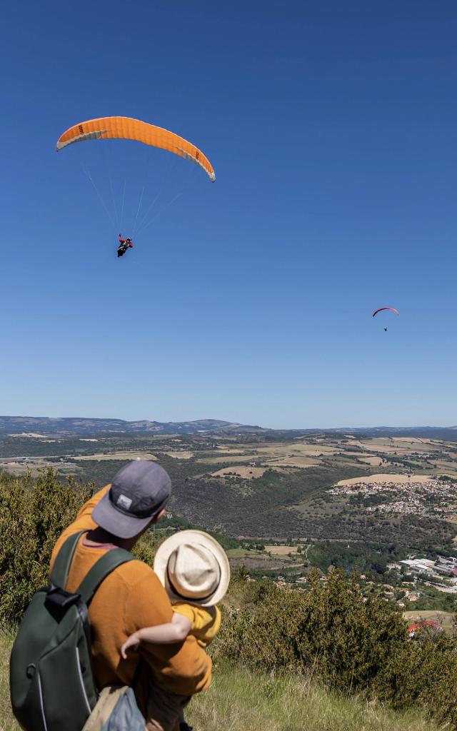 dad and child paragliding observation millau