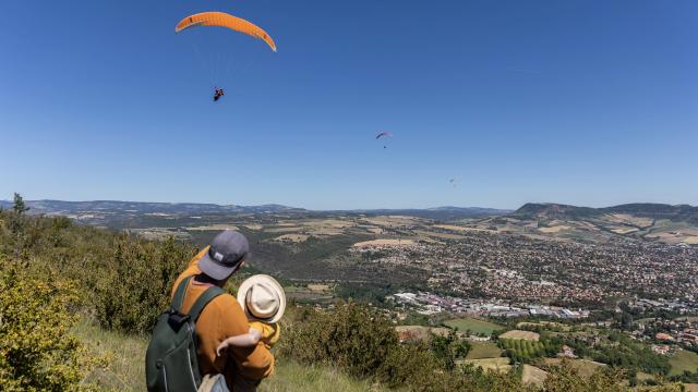 papa et enfant observation parapente millau