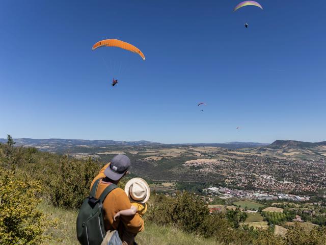 papa et enfant observation parapente millau