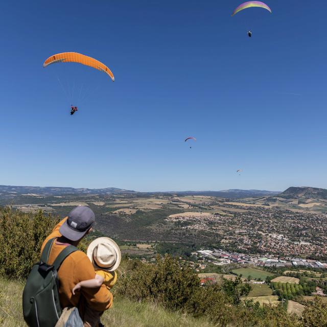 papa et enfant observation parapente millau