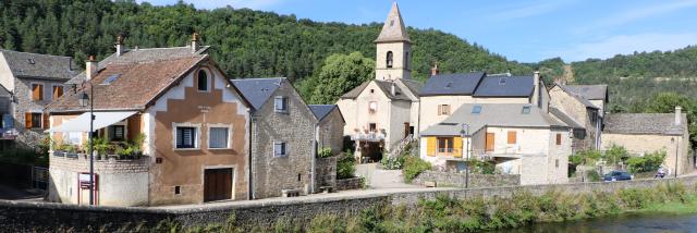 Village bordure Lot les Salelles