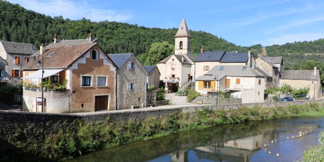 Village bordure Lot les Salelles