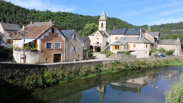 Village bord Lot les Salelles