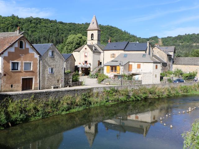 Village bordure Lot les Salelles