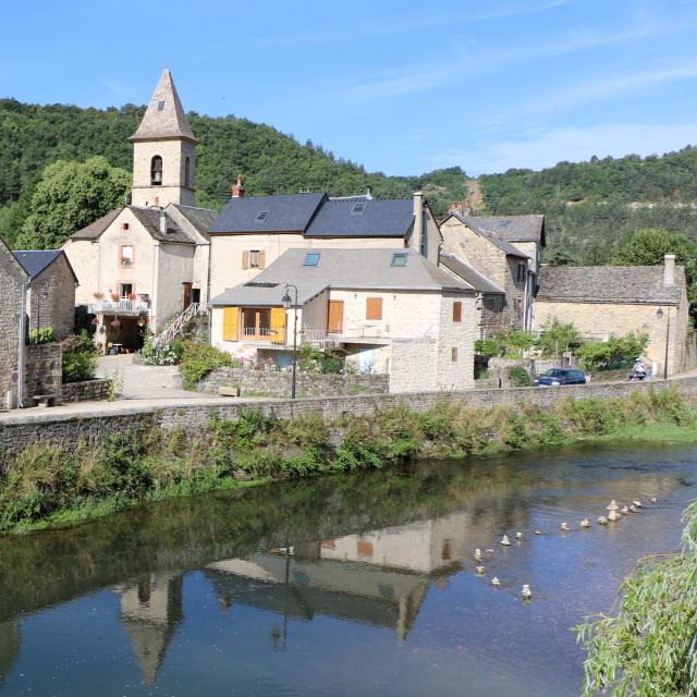 Village bordure Lot les Salelles