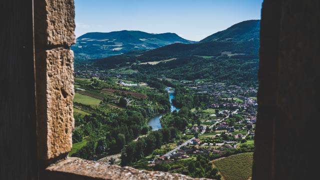 Vue sur le village depuis le Château de Peyrelade 2bags2guys Crtloccitanie