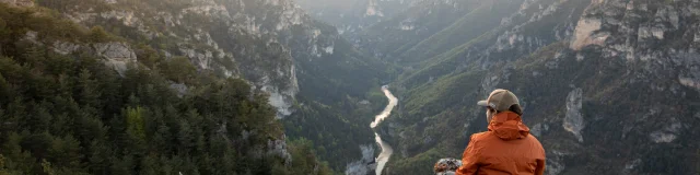 Panorama gorges du tarn couple automne.