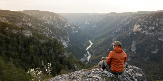 Panorama gorges du tarn couple automne.