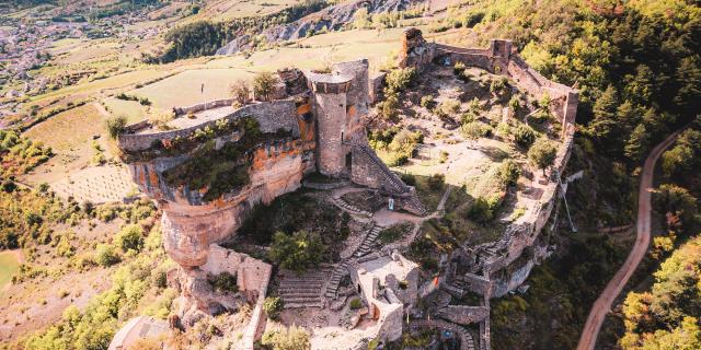 Vue d'ensemble sur le Château de Peyrelade Lezbroz Crtloccitanie