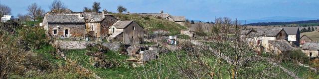 Maisons caussenardes village sauveterre lozère.