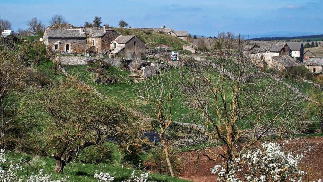 Maisons caussenardes village sauveterre lozère.