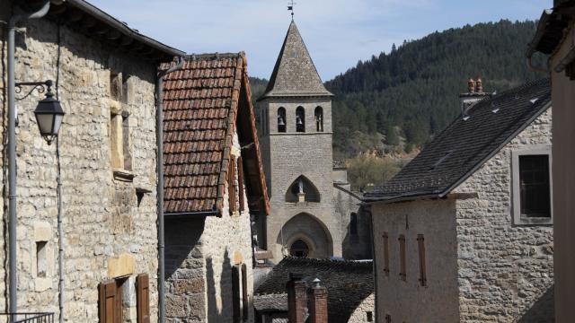 Eglise de Chanac vue du la rue du planaguet