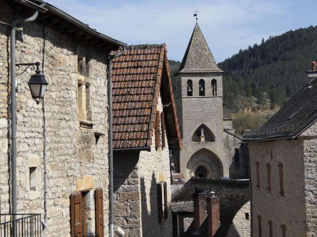 Eglise de Chanac vue du la rue du planaguet