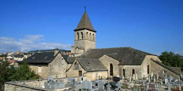 Eglise Chanac de derrière avec vue sur le cimetière