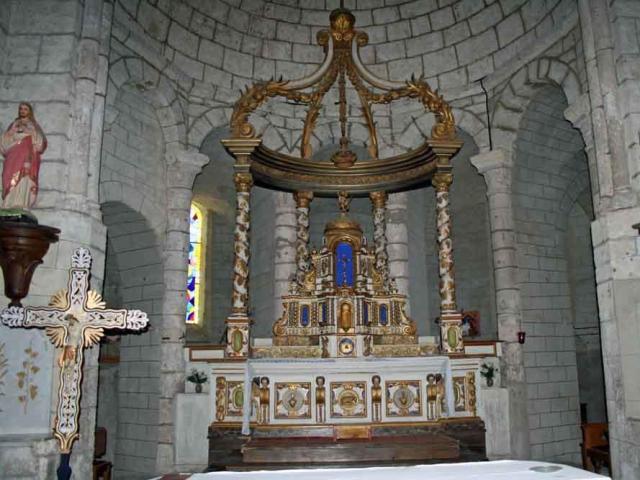 Maître-Autel restauré à la feuille d'or dans le chœur de l'église