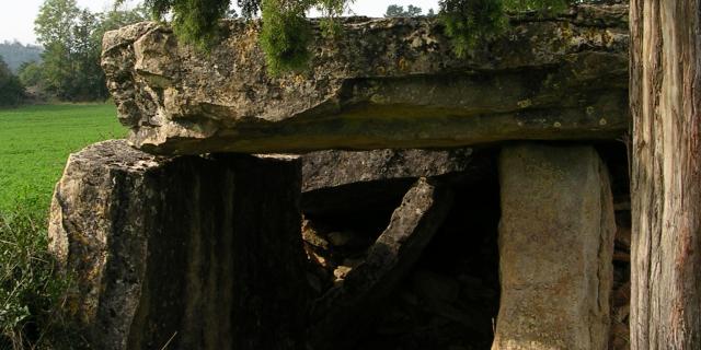 Dolmen de la Galline vue de face