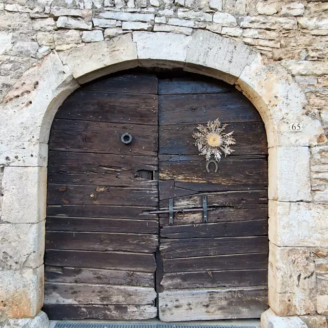 Porte ancienne du Village le Massegros